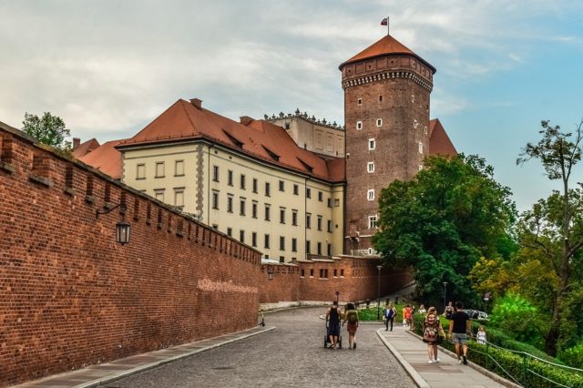 https://pixabay.com/photos/wawel-castle-krakow-poland-4492294/