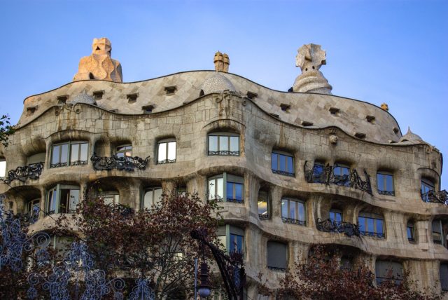 https://pixabay.com/photos/gaudi-casa-mila-building-barcelona-1907789/