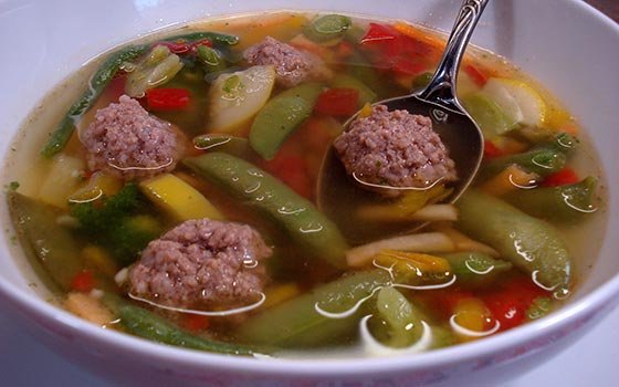 Groentesoep met balletjes (Vegetable soup with meatballs)