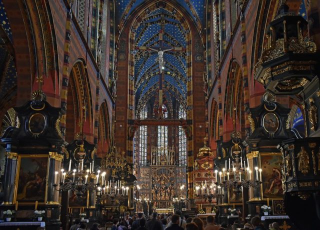 https://en.wikipedia.org/wiki/St._Mary%27s_Basilica,_Krak%C3%B3w#/media/File:Church_of_Our_Lady_Assumed_into_Heaven_(St._Mary's_Church),_interior-main_nave,_5_Mariacki_square,_Old_Town,_Krakow,_Poland.jpg