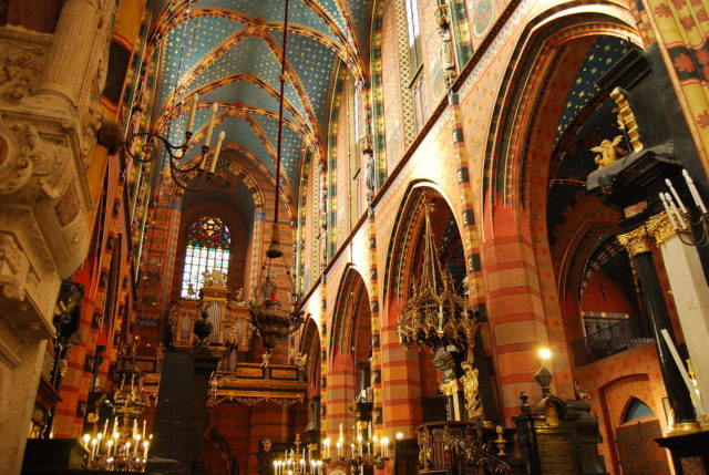 https://en.wikipedia.org/wiki/St._Mary%27s_Basilica,_Krak%C3%B3w#/media/File:St_Mary's_church_Krakow_inside.JPG