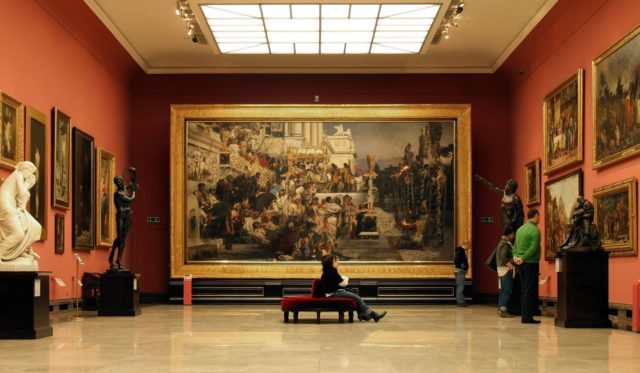 https://commons.wikimedia.org/wiki/Category:Interior_of_the_Gallery_of_19th-Century_Polish_Art_in_the_Sukiennice#/media/File:Galeria_Sztuki_Polskiej_XIX_wieku_w_Sukiennicach_-_sala_Siemiradzkiego.jpg