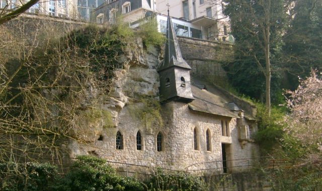 https://fr.wikipedia.org/wiki/Chapelle_Saint-Quirin_(Luxembourg)#/media/Fichier:Greinskapell_01.jpg