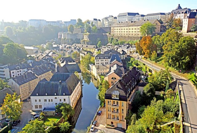 https://commons.wikimedia.org/wiki/File:Luxembourg-5106_-_Chemin_de_la_Corniche_(12726455424).jpg