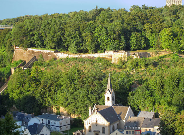 Parc des Trois Glands https://commons.wikimedia.org/wiki/File:Fort_Niedergr%C3%BCnewald,_Luxembourg.jpg