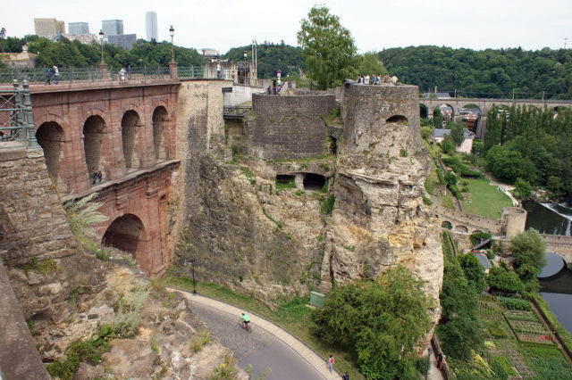 https://commons.wikimedia.org/wiki/Category:Pont_du_Ch%C3%A2teau_Luxembourg_City#/media/File:Bockfiels_&_Schlassbr%C3%A9ck.jpg