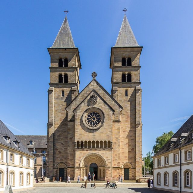 https://commons.wikimedia.org/wiki/Category:St._Willibrord_Basilika_(Echternach)#/media/File:St._Willibrord_Basilika,_Echternach-3711.jpg