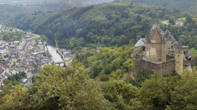 https://commons.wikimedia.org/wiki/Category:Vianden_castle#/media/File:Vianden_castel_town.jpg