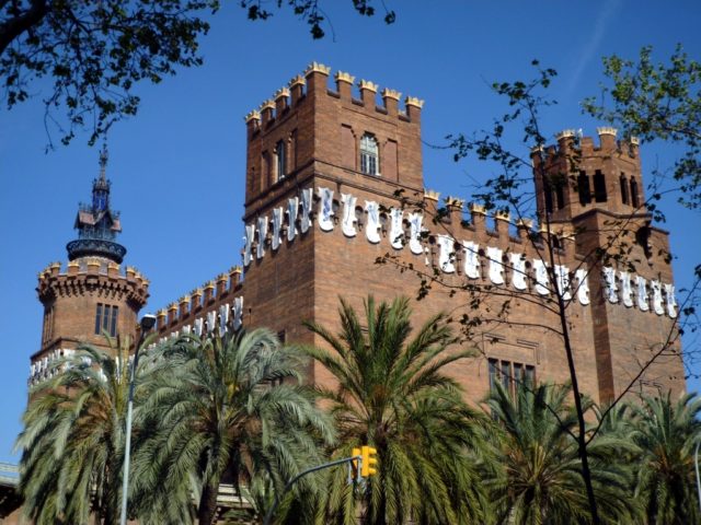 https://commons.wikimedia.org/wiki/Category:Castell_dels_Tres_Dragons#/media/File:011_Barcelona_(5603801709).jpg