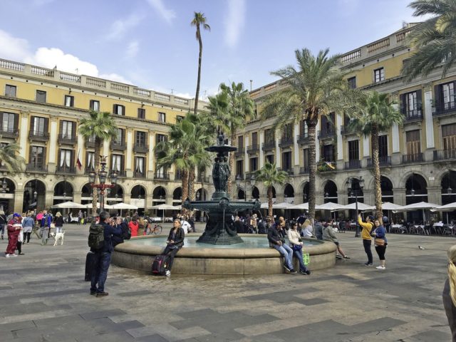 Placa Reial https://pixabay.com/photos/barcelona-placa-spring-fountain-2450156/