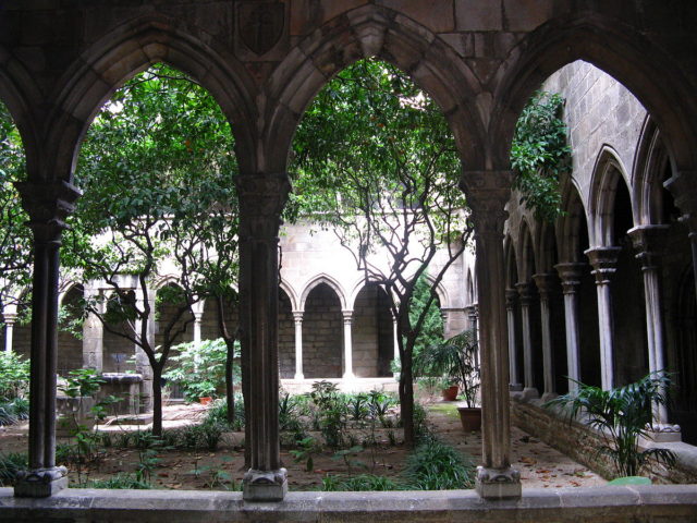 https://commons.wikimedia.org/wiki/File:Iglesia_Santa_Anna_claustro2.jpg