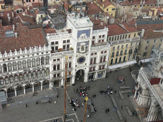 https://commons.wikimedia.org/wiki/Category:Piazza_San_Marco_(Venice)_-_Clock_tower_-_Remote_views#/media/File:Untitled1_-_panoramio_(1122).jpg
