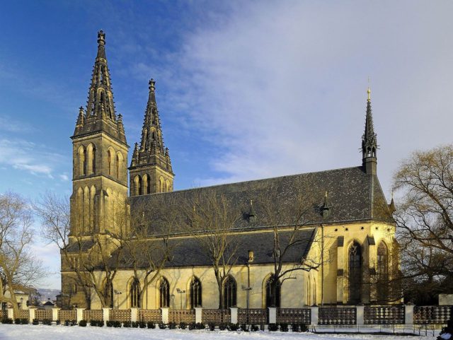 https://en.wikipedia.org/wiki/Basilica_of_St._Peter_and_St._Paul,_Prague#/media/File:Pevnost_Vy%C5%A1ehrad.jpg