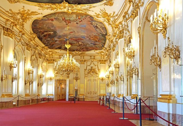 https://commons.wikimedia.org/wiki/Category:Great_Gallery_(Palace_of_Sch%C3%B6nbrunn)#/media/File:Austria-00631_-_Great_Gallery_(20571284278).jpg