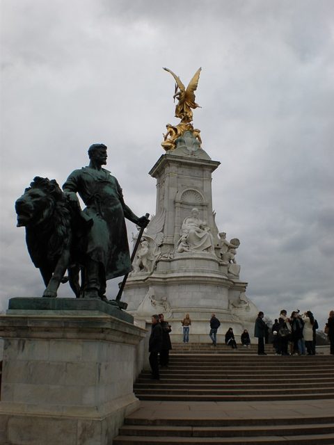 https://commons.wikimedia.org/wiki/File:Buckingham_Palace_(3788803268).jpg