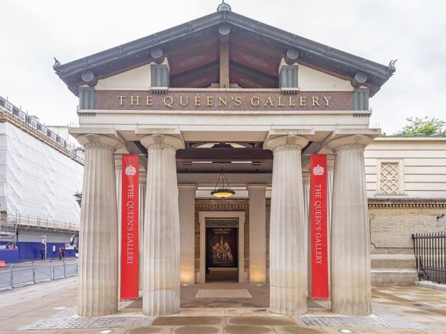 https://commons.wikimedia.org/wiki/Category:Queen%27s_Gallery,_Buckingham_Palace#/media/File:Entrance_of_Queen's_Gallery,_Buckingham_Palace_(cropped).jpg
