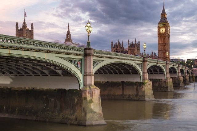 https://en.wikipedia.org/wiki/Westminster_Bridge#/media/File:Westminster_Bridge_and_Palace_of_Westminster.jpg