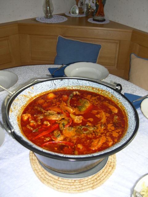 https://en.wikipedia.org/wiki/Fisherman%27s_soup#/media/File:Pot_of_Hungarian_Fisherman's_Soup_(Hal%C3%A1szl%C3%A9,_Karpfensuppe).jpg