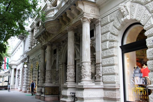 https://commons.wikimedia.org/wiki/Category:Andr%C3%A1ssy_Avenue_10_(Stern_Palace)#/media/File:Budapest_-_Stern-palota_(37703805424).jpg