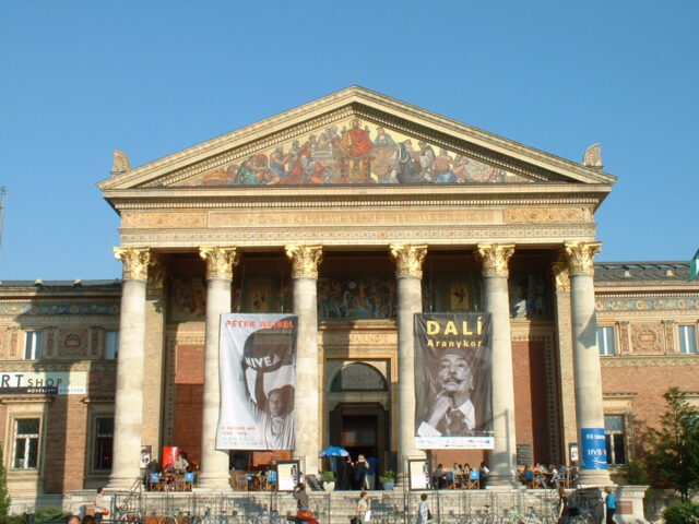 https://en.wikipedia.org/wiki/Hall_of_Art,_Budapest#/media/File:Palace_of_Art,_Budapest.jpeg