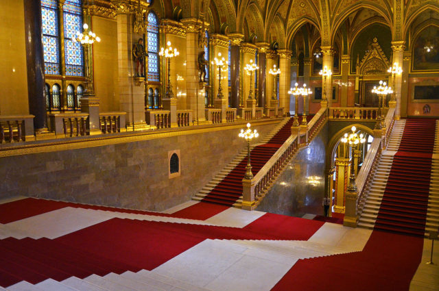 https://en.wikipedia.org/wiki/Hungarian_Parliament_Building#/media/File:Parliament_Building,_Budapest,_inside.jpg