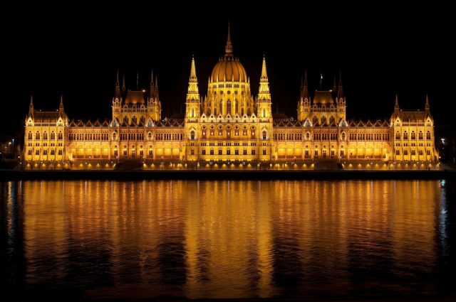 Hungarian Parliament https://pixabay.com/el/photos/%CE%BF%CF%85%CE%B3%CE%B3%CF%81%CE%B9%CE%BA%CF%8C-%CE%BA%CE%BF%CE%B9%CE%BD%CE%BF%CE%B2%CE%BF%CF%8D%CE%BB%CE%B9%CE%BF-%CE%B2%CE%BF%CF%85%CE%B4%CE%B1%CF%80%CE%AD%CF%83%CF%84%CE%B7-77610/